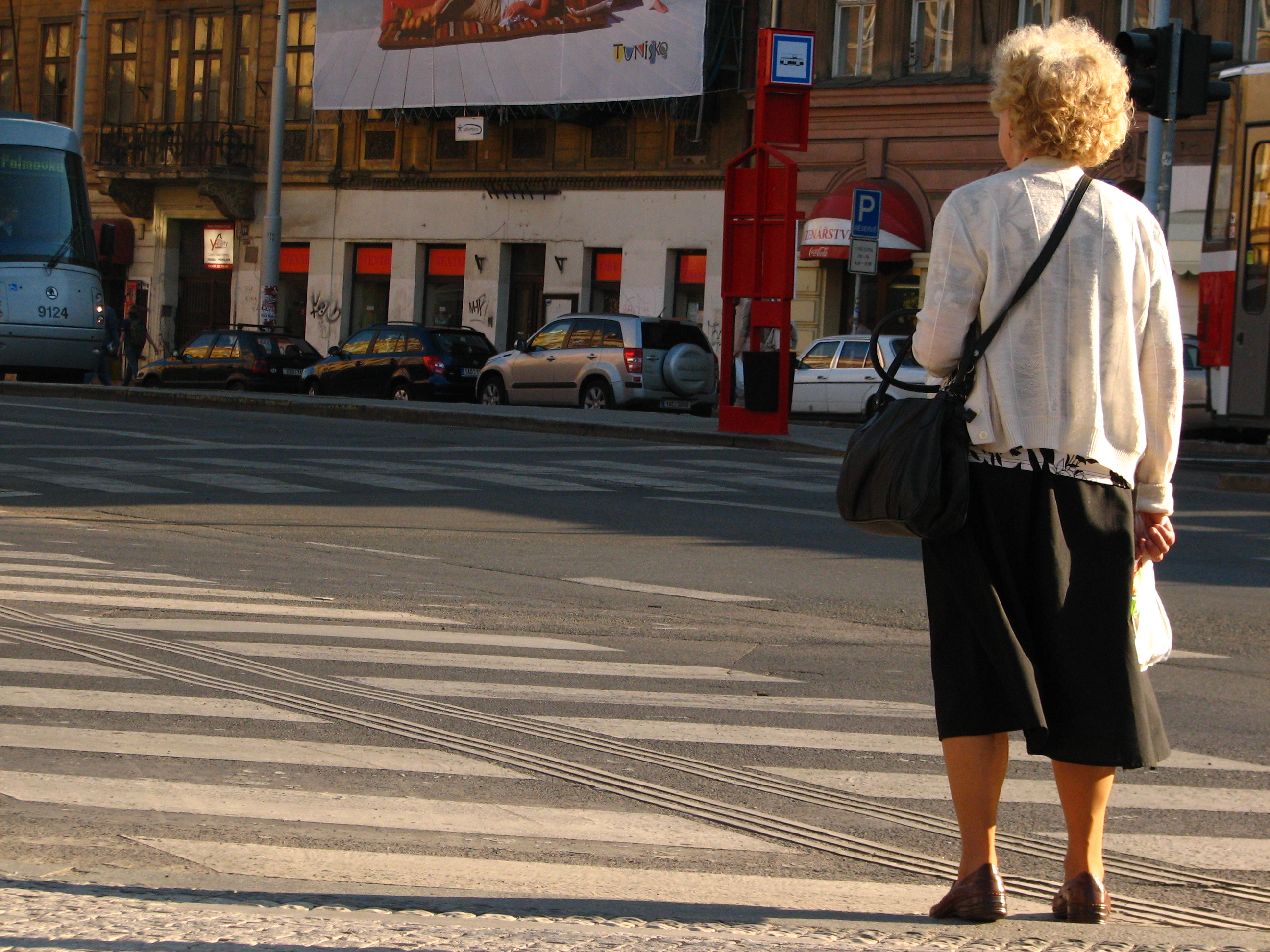 Přecházím ulici. - Cruzo la calle.