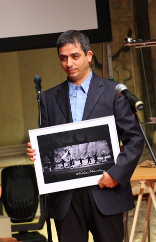 El periodista Seraí Mírdamadí asumió el Premio Homo Homini en lugar de Majid Tavakoli y Abdullah Momeni, foto: Štěpánka Budková