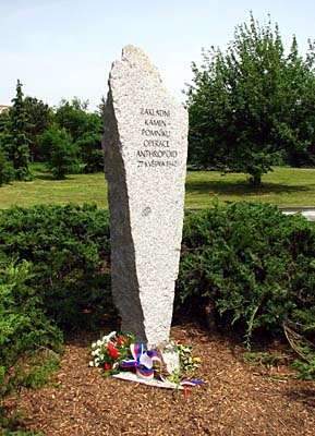 La première pierre du monument dédié aux parachutistes, photo: Barbora Kmentová