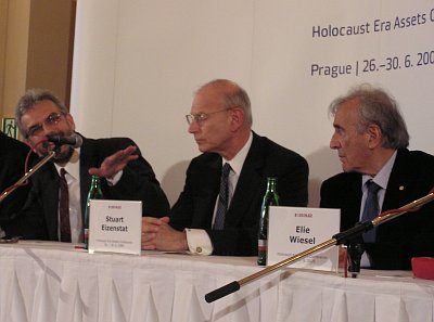 Jiří Schneider, Stuart Eizenstat y Elie Wiesel, foto: Ivana Vonderková