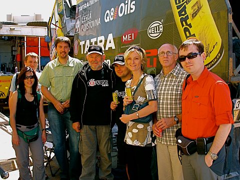 Miembros del Círculo Chileno Checo y de la Embajada de la República Checa en Chile con el Loprais Tatra Team (Karel y Aleš Loprais), durante la edición 2009 del Rally Dakar. Foto: Rafael E. Rincón - Urdaneta Z.