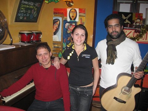 El equipo de Latin Art Café