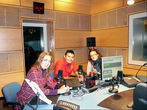 Alan Misael con Mónica Sotelo (a su derecha) y Rosario López (a su izquierda) en los estudios de Radio Praga