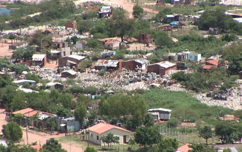 Una zona llena de casas precarias, donde reina la escasez 