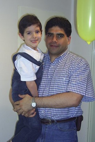 Hugo Servín con su hijo