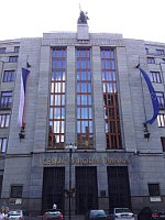 Доминанта фасада — главный вход в здание банка. Фото: Олег Фетисов