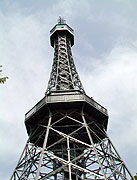 Petřínská rozhledna je volnou kopií slavné Eiffelovky