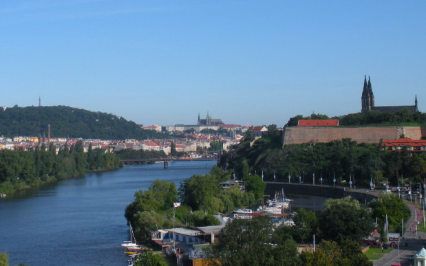 La vista sobre el Castillo de Praga y el de Vyšehrad desde la depuradora. Foto: Daniel Ordóñez