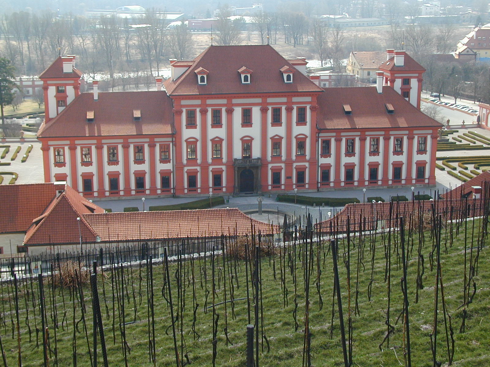 Blick aus dem St. Klara-Weinberg auf Schloss Troja