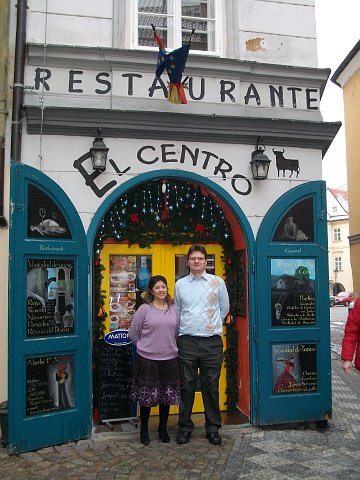 Norma y Radek en la entrada del restaurante