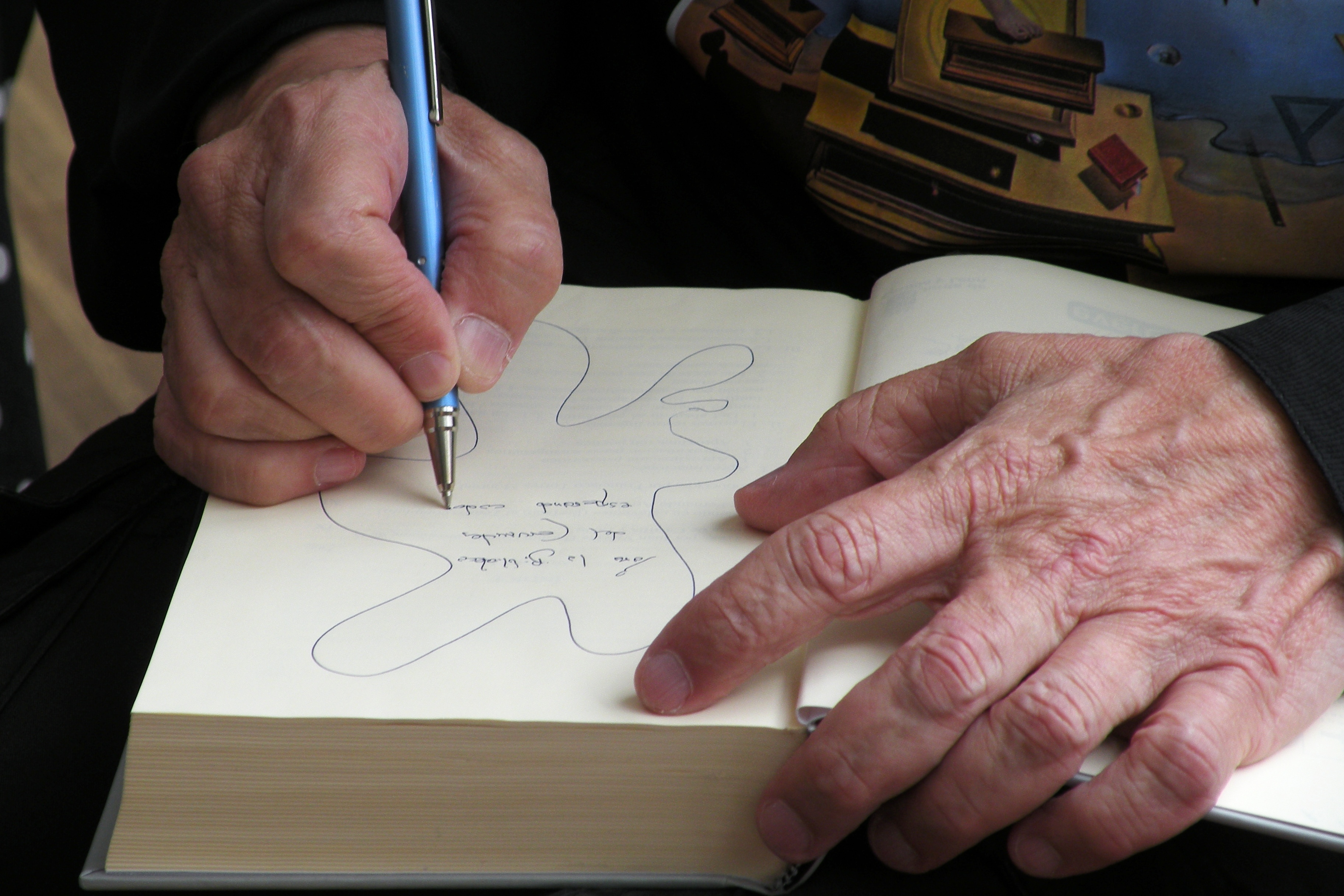 Arrabal estuvo firmando libros para la biblioteca del Instituto Cervantes de Praga. Foto: Daniel Ordóñez