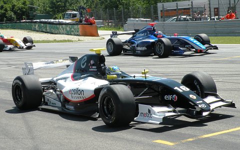 Uno de los pilotos del Epsilon Euskadi, el japonés Keisuke Kunimoto, espera la salida en Brno. Foto: Daniel Ordóñez