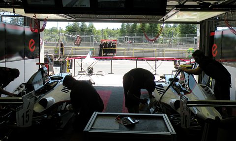 Dentro del box del Epsilon Euskadi en Brno, foto: Daniel Ordóñez