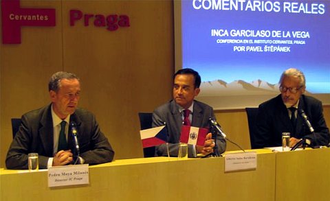 Pedro Moya, director del Instituto Cervantes de Praga, Alberto Salas, embajador del Perú en la República Checa y Pavel Štěpánek, historiador e hispanista, foto: autora