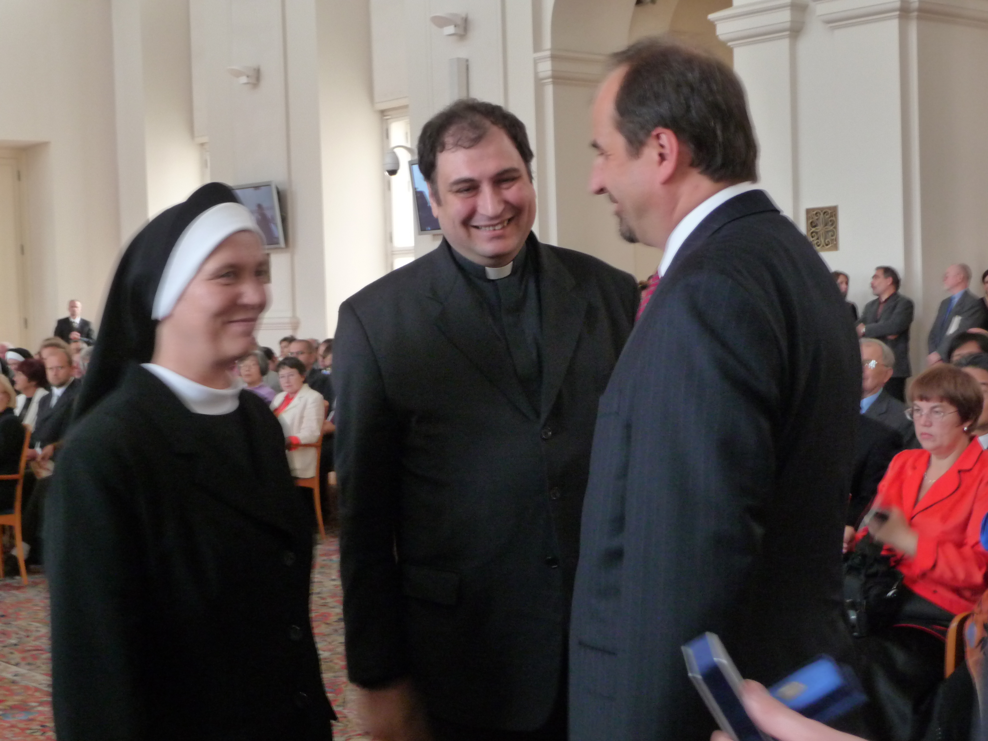 Rektor koleje Nepomucenum Jan Mráz přebírá cenu Gratias Agit 2009 z rukou ministra zahraničních věcí Jana Kohouta, foto: autorka