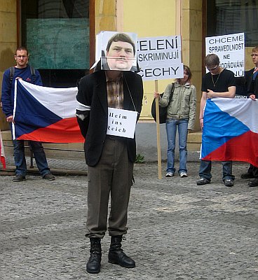 Bernd Posselt symbolicaly expelled by Czech extremists, photo: Jan Richter