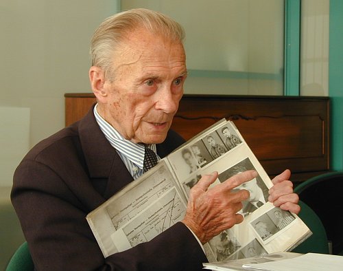 Zeitzeuge Kazimierz Smolen diskutiert mit den Teilnehmern des Workshops (Foto: Martina Schneibergová)