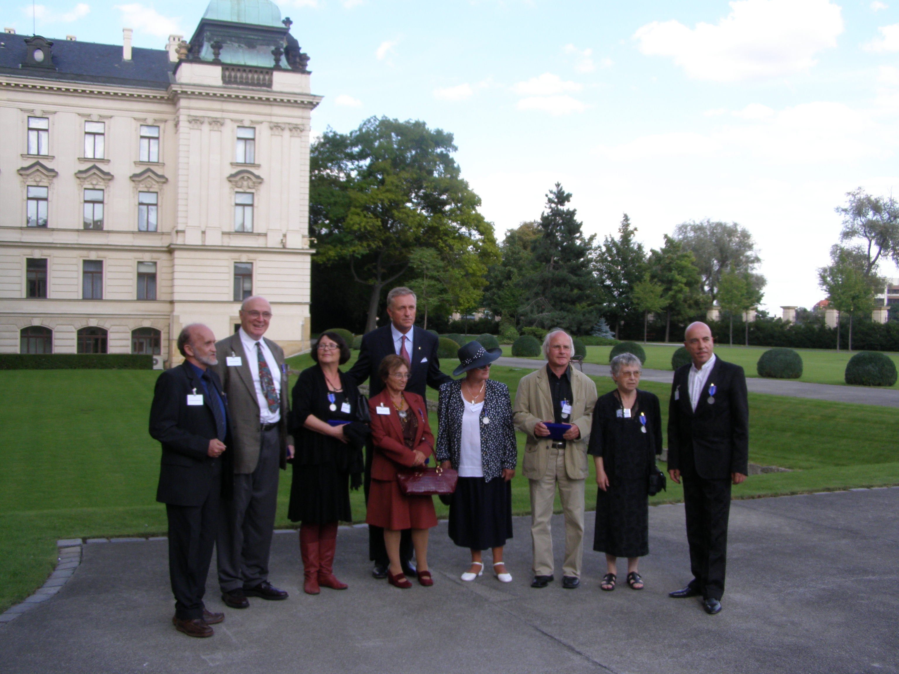 Mirek Topolánek with nine honoured dissidents, photo: Martina Stejskalová