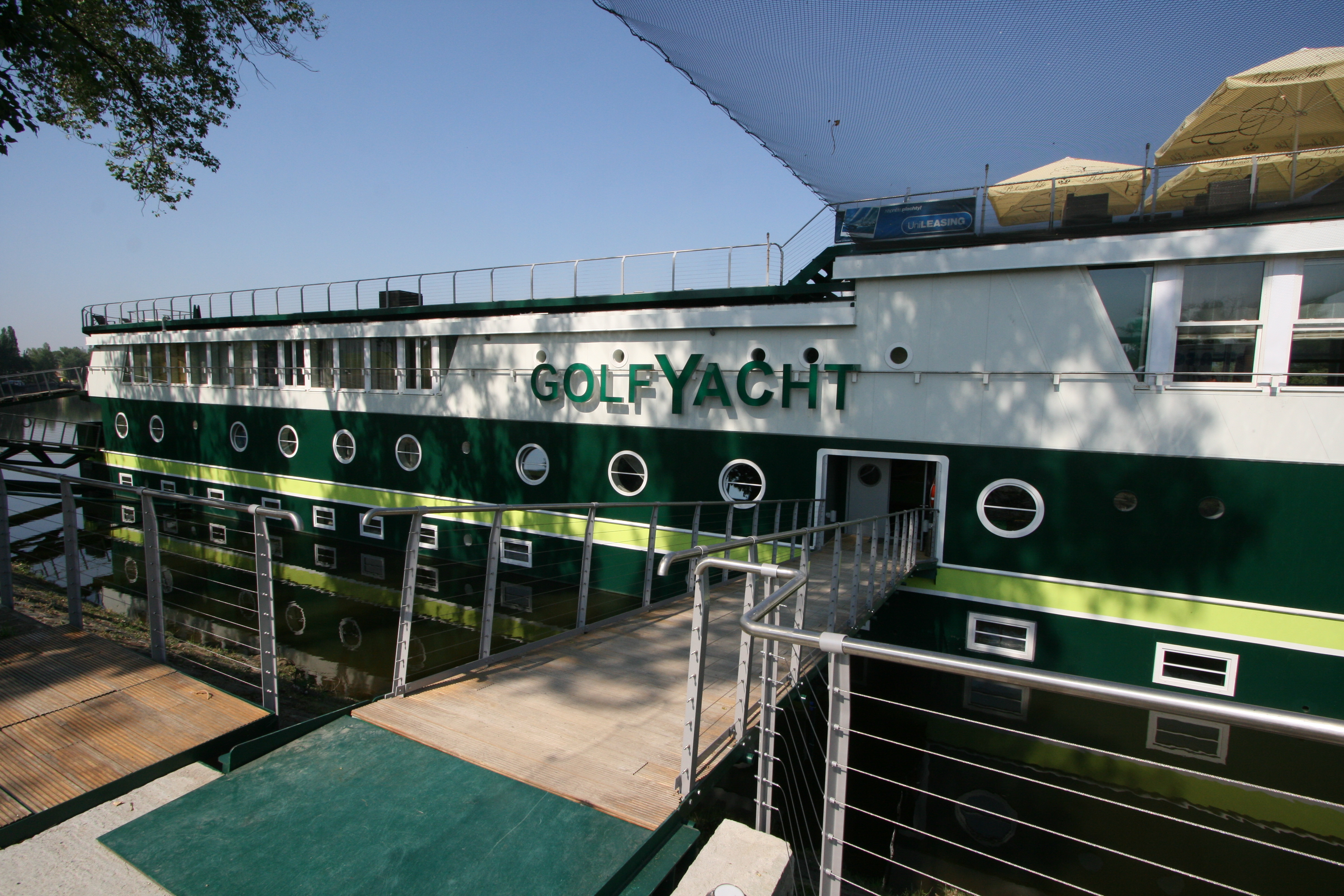 Botel Golf Yacht