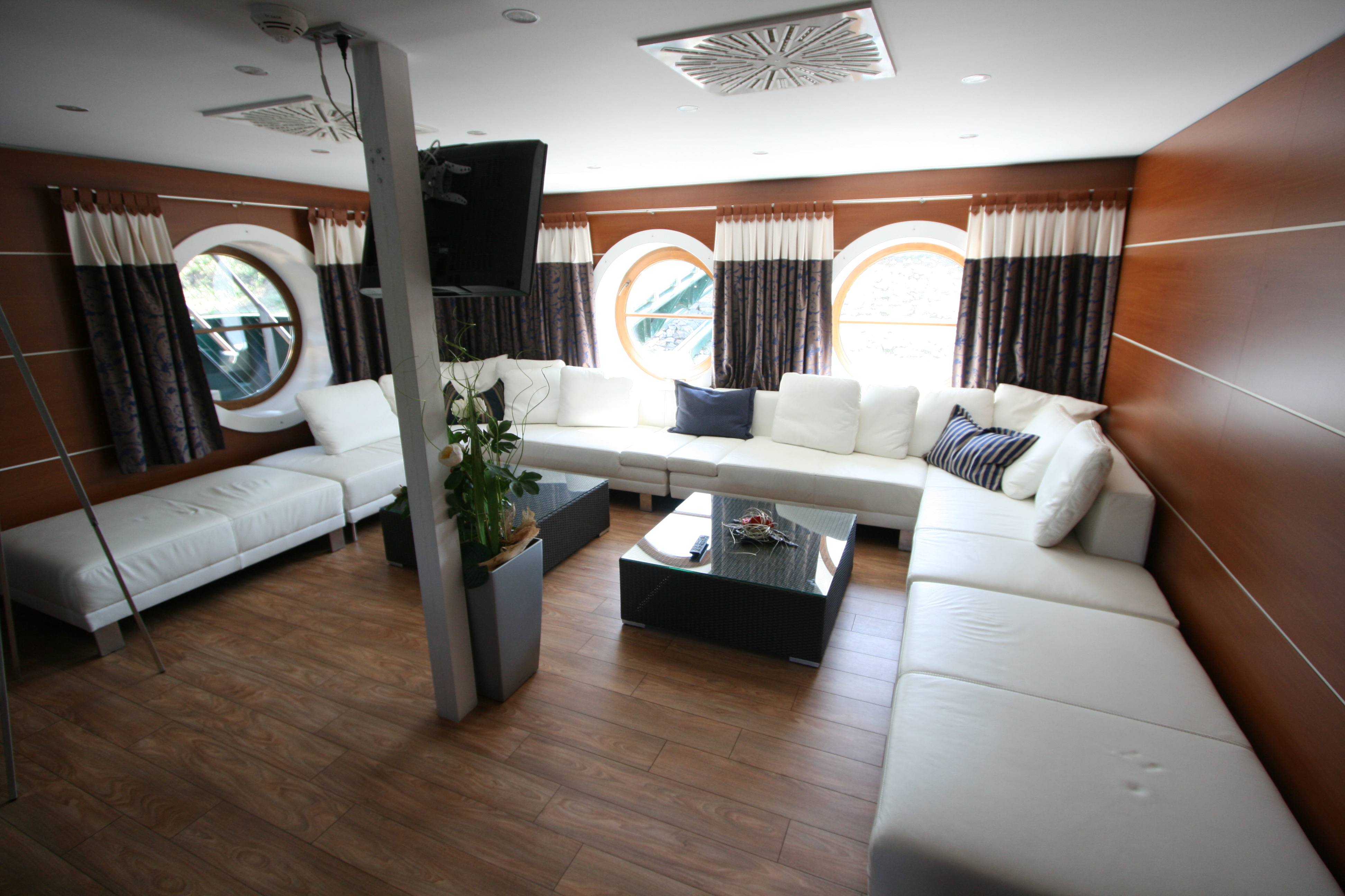 Botel Golf Yacht, Möbeldesign von Miro Pistek