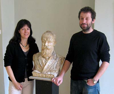 Karolina Vocadlo with Miroslav Kotesovec and the bust of Karel Kruis