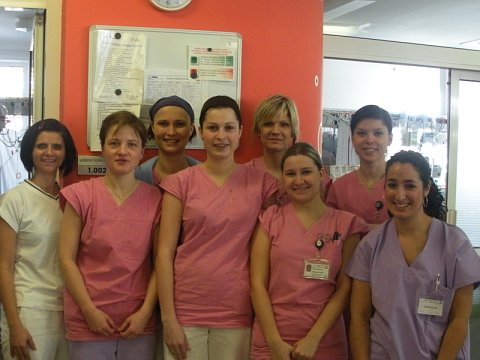 Lourdes con sus companeras del hospital, foto: autora
