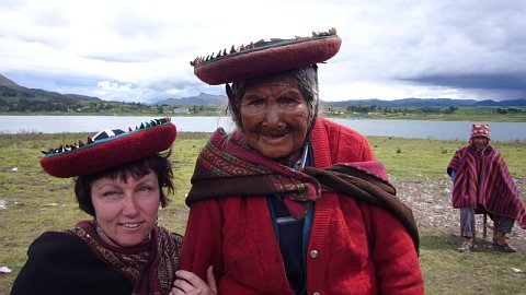 Olga Vilímková con la abuela Nely en Pucamarca