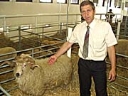 Místopředseda Svazu chovatelů ovcí a koz Antonín Vejčík spolu s oceněným beranem, foto: autor