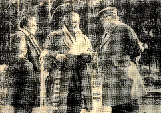 Miroslav Mráz (uprostřed) při natáčení exteriérových scén rozhlasové hry 'Vrah je náš starý známý' v roce 1964