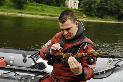 Taucher mit gefundener Waffe (Foto: Miroslav Bobek)
