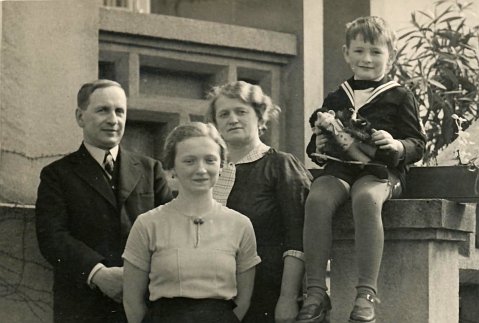 Manželé Jaroslav a Marie Durychovi s dcerou Jiřinou a synem Václavem