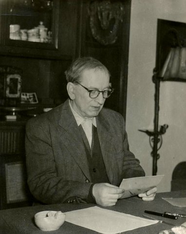 Jaroslav Durych ve své pracovně, Praha 1954