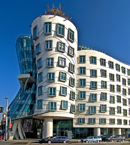 Once divisive Dancing House goes on market | Radio Prague