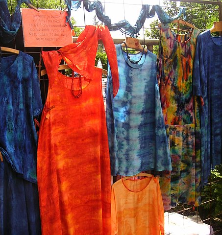 Les vêtements en batik par Nina Klestilová