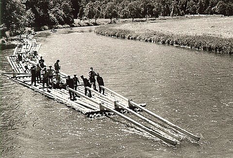 Floße auf dem Fluss Moldau