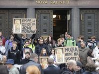 Odpůrci proti stěhování Slovanské epopeje se sešli před pražským magistrátem, foto: ČTK