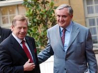 Vaclav Havel et Jean-Pierre Raffarin, photo: CTK