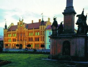 Radnice a morový sloup v Novém Bydžově (Foto: www.novybydzov.cz)