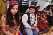 Mladí průvodci v tradičních romských oděvech (Foto: www.combatcamera.ca)