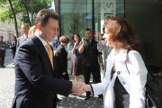 Vládní zmocněnkyně pro lidská práva Monika Šimůnková vítá předsedu vlády Republiky Makedonie Nikolu Gruevskiho (Foto: www.vlada.cz)