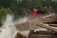 Romové při bourání staré stavby (Foto: Media Film)