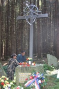Manželé Danielovi z Blanska zapalují svíčku u památníku Romů, kteří zahynuli v táboře v Hodoníně u Kunštátu