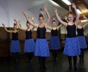Taneční škola Talentum - tanec s karafami (Foto: www.rajko.hu)