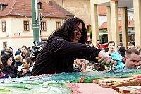 Zoran Tairović mit einer gigantischen Torte (Foto: Offizielle Facebook-Seite des Festivals Khamoro)