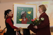 Jana Šustová (rechts) mit dem Preis des Museums für Roma-Kultur