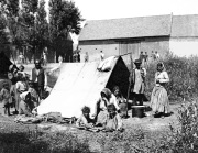 Kočovní Romové na Moravě v roce 1890 (Foto: Muzeum romské kultury)