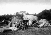 Romská rodina u svého vozu. Slovensko 1939