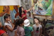 Jana Horváthová ukazuje dětem z muzejního klubu fond výtvarných řemesel (Foto: MRK)