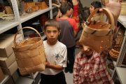 Děti z muzejního klubu se seznamují s fondem řemesel (Foto: MRK)
