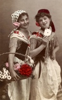 Dívky ve stylizovaných kostýmech kartářky a květinářky, lokace: neznámá. První čtvrtina 20. století. Ze sbírky Muzea romské kultury